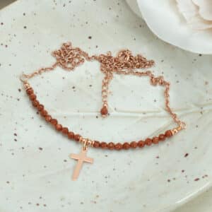 złoty naszyjnik z krzyżykiem