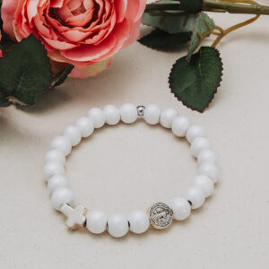 Biała bransoletka z krzyżykiem