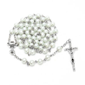 biały różaniec komunijny z perełek